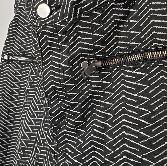 Ellos stretch slim leg ankle pants bold blk & white zig-zag pattern zipper dets - Picture 8 of 12